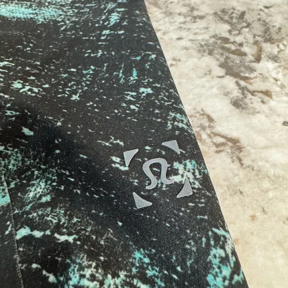 Lululemon Live in Practice Current State Hybrid Board Short - Geometric Channel - Picture 3 of 8